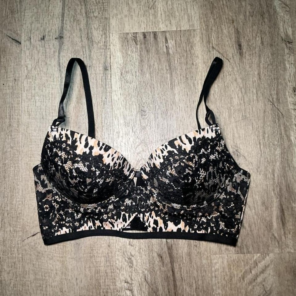 Leopard print push up bra with corset style back. Size: 34C